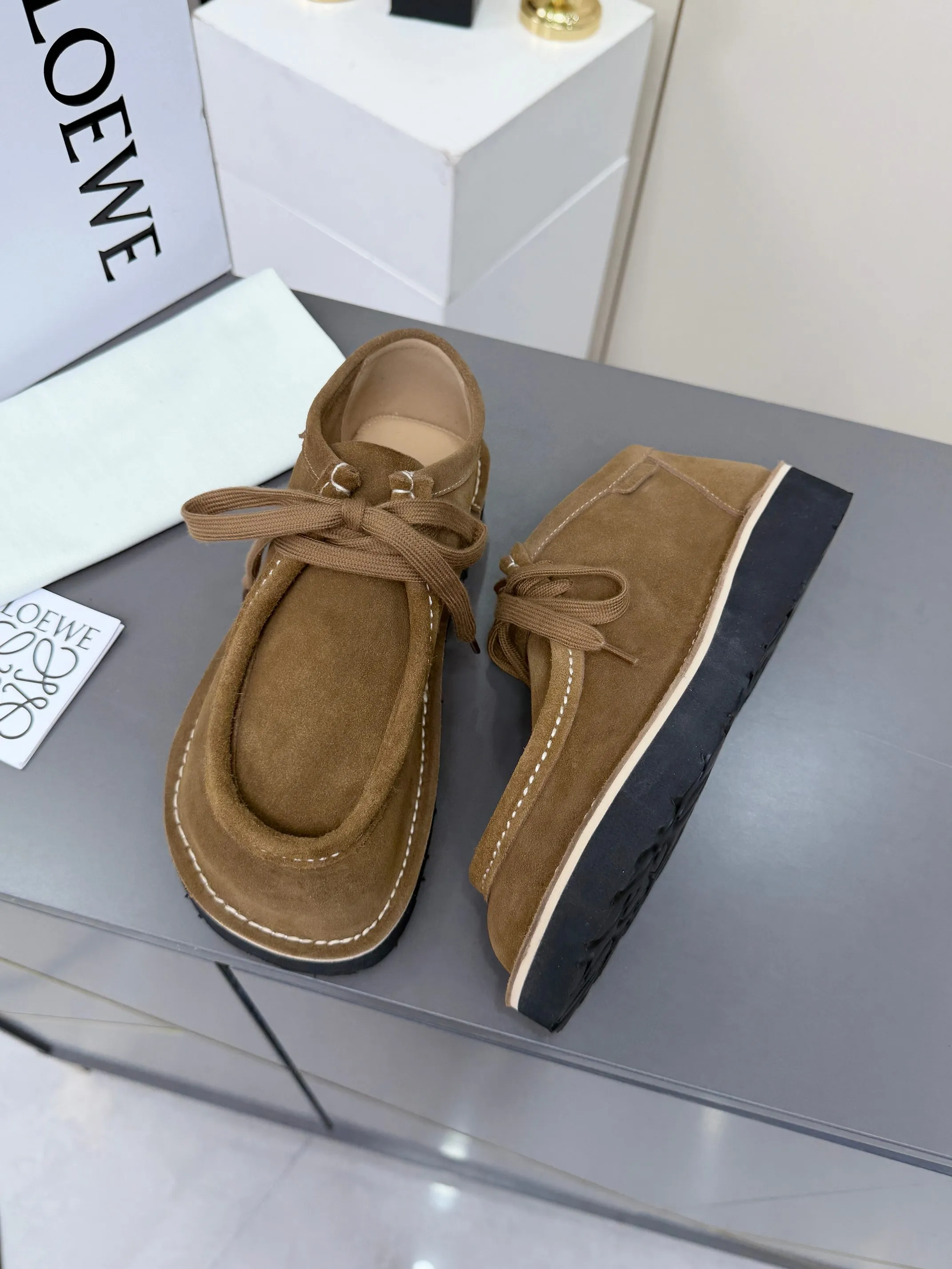 👟👟Ex-factory price 560👟👟 LOEWE·Loewe's latest kangaroo shoes, split cow leather, suede cow leather, thick-soled lace-up casual shoes, lace-up retro British style, from design to texture, allowing you to easily have a high-end luxury wearing experience. The upper is made of imported high-mercerized smooth cow suede. The delicate texture has a natural velvet-like sheen. Every inch exudes low-key sophistication. It is matched with the light-feeling EVA foam outsole. The 3-centimeter heel height is just right. It not only quietly elongates the body shape, but also brings the comfort of walking on the ground! The original version was purchased and developed, and the details are well handled. It is worth owning. It has a unique fashionable and trend-leading style. It is highly recommended to stock up. The shoe style is great, the leather is soft and comfortable, very comfortable on the feet and easy to match. ✦Fabric: imported high mercerized cowhide ✦Lining: no lining ✦Outsole: original EVA foam outsole ✦Number of sizes: women's size: 35#-40# (TT)